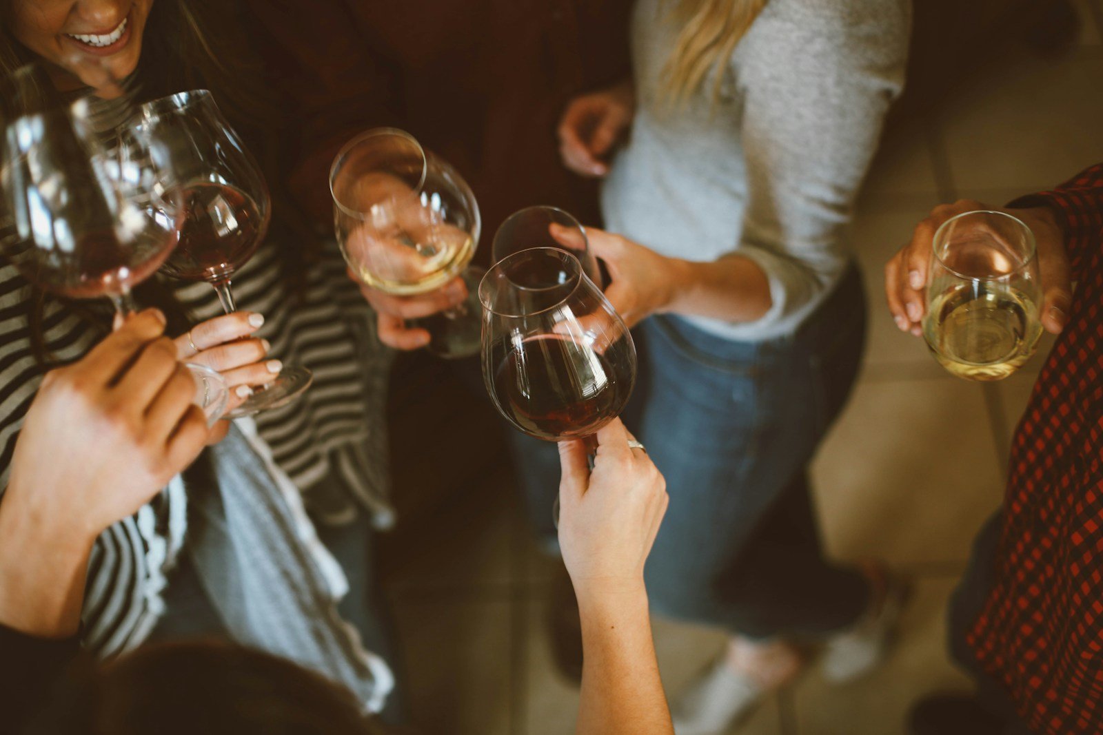 10 Essential Tips for Hosting the Perfect House Party